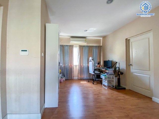 *****บ้านเดี่ยวมือสองย่านนนทบุรี ม.บางกอกบูเลอวาร์ด รามอินทรา3 บนเนื้อที่ 60.2 ตร.ว. ฟังก์ชัน 4 ห้องนอน 4 ห้องน้ำ 2 ที่จอดรถ บ้านสวยสภาพพร้อมอยู่ แถมฟรีเครื่องปรับอากาศ 8 เครื่อง บนทำเลเชื่อมต่อทุกการเดินทาง ใกล้รถไฟฟ้าสายสีชมพู "รามอินทรา" และทางด่วน "รามอินทรา"